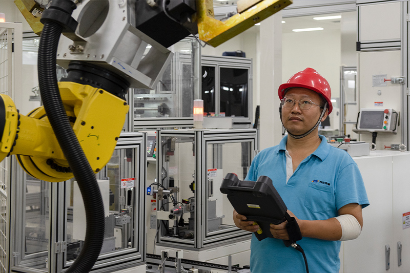 动力谷未来工厂技术人员正在调试机器人