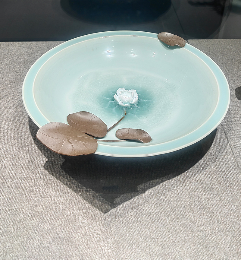 《莲心》40厘米玻璃釉堆莲花叶圆盘