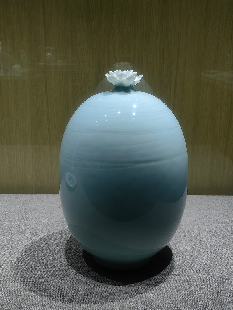 粉青手拉坯划线弦纹瓶口堆莲花瓶